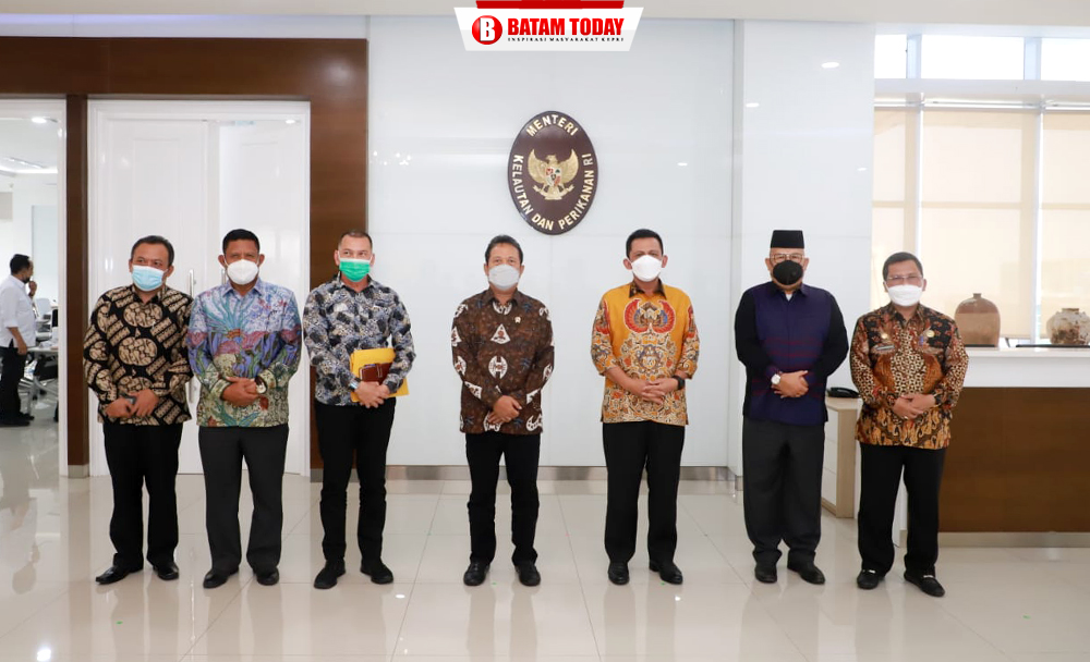 Gubernur Kepri, H. Ansar Ahmad saat foto bersama dengan Menteri Kelautan dan Perikanan RI, Wahyu Sakti Trenggono